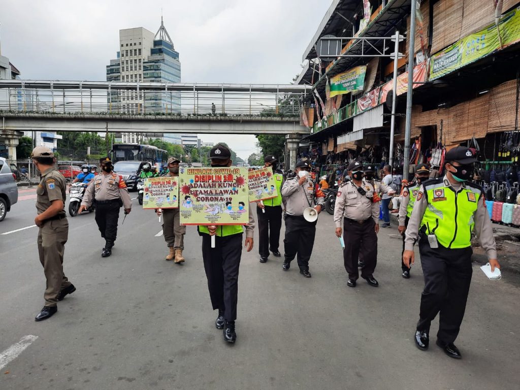 Bersama Tiga Pilar, Kepolisian Sektor Senen Gelar Giat Jakarta Bermasker