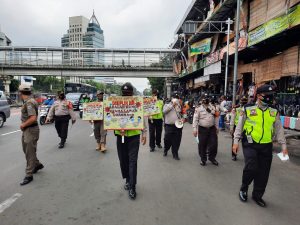 Bersama Tiga Pilar, Kepolisian Sektor Senen Gelar Giat Jakarta Bermasker
