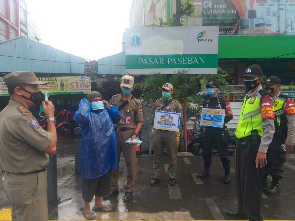 Jakarta Bermasker’ di Kp.Tangguh Kel.Paseban, Polsek Senen Beri Himbauan dan Bagikan Masker Guna Memutus Rantai Penyebaran Covid-19