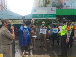 Jakarta Bermasker’ di Kp.Tangguh Kel.Paseban, Polsek Senen Beri Himbauan dan Bagikan Masker Guna Memutus Rantai Penyebaran Covid-19