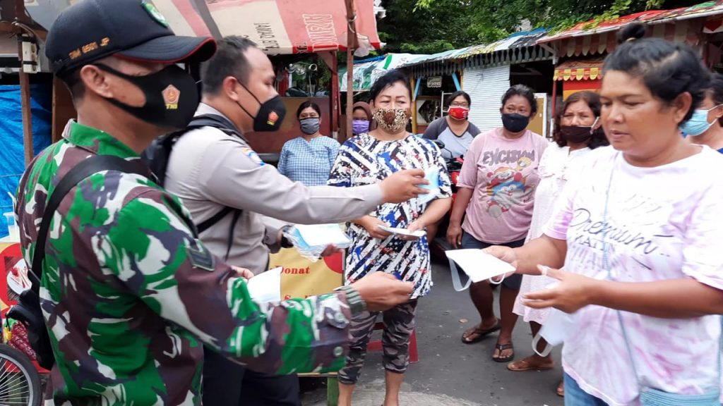 Sinergi Tiga pilar Bagikan Masker Door To Door