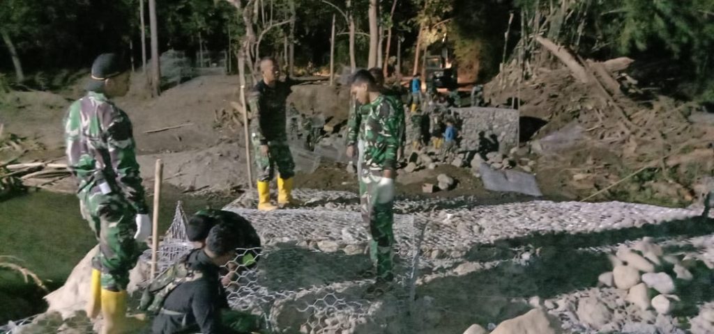 Pulihkan Jalur Transportasi dan Perekonomian, Satgas Zeni TNI AD Kebut Pembangunan Jembatan Waisika