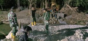 Pulihkan Jalur Transportasi dan Perekonomian, Satgas Zeni TNI AD Kebut Pembangunan Jembatan Waisika
