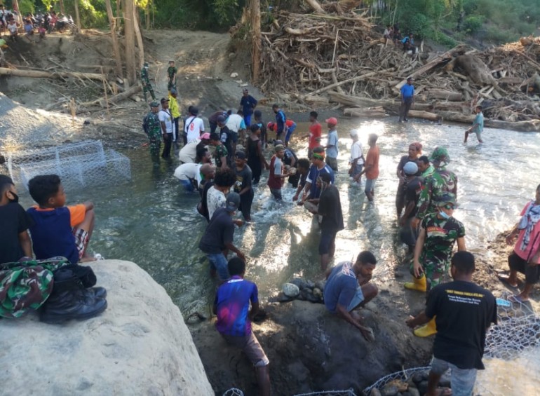 Satgas Zeni TNI AD Tiba di Alor, Lanjutkan Misi Kemanusiaan, Langsung Aksi Kerjakan Jembatan