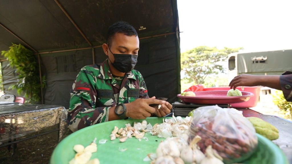 Layani Kebutuhan Satgas Zeni dan Masyarakat, Denbekang Kupang Gelar Dapur Lapangan