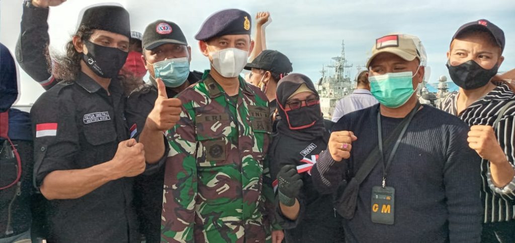 Puluhan Wartawan Tabur Bunga Untuk 53 Awak KRI 402