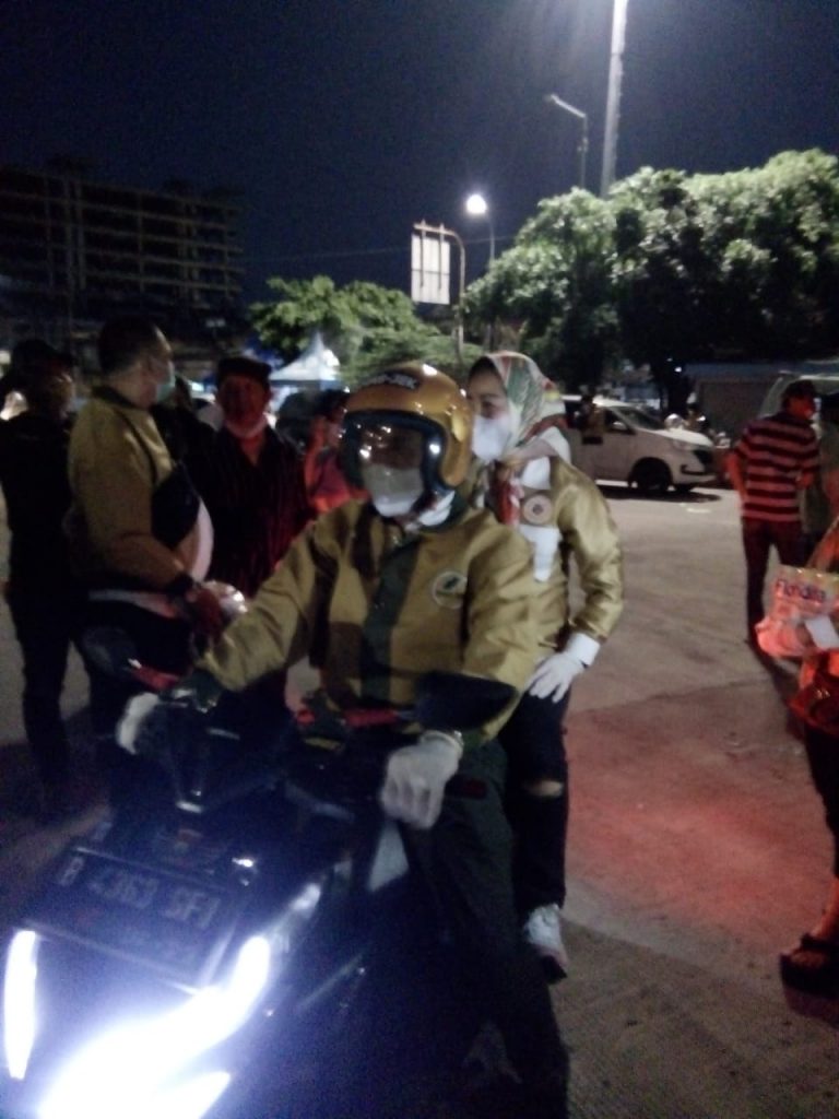 Ketua Partai Emas Membagikan Beras dan Uang Kepada Masyarakat Kurang Mampu