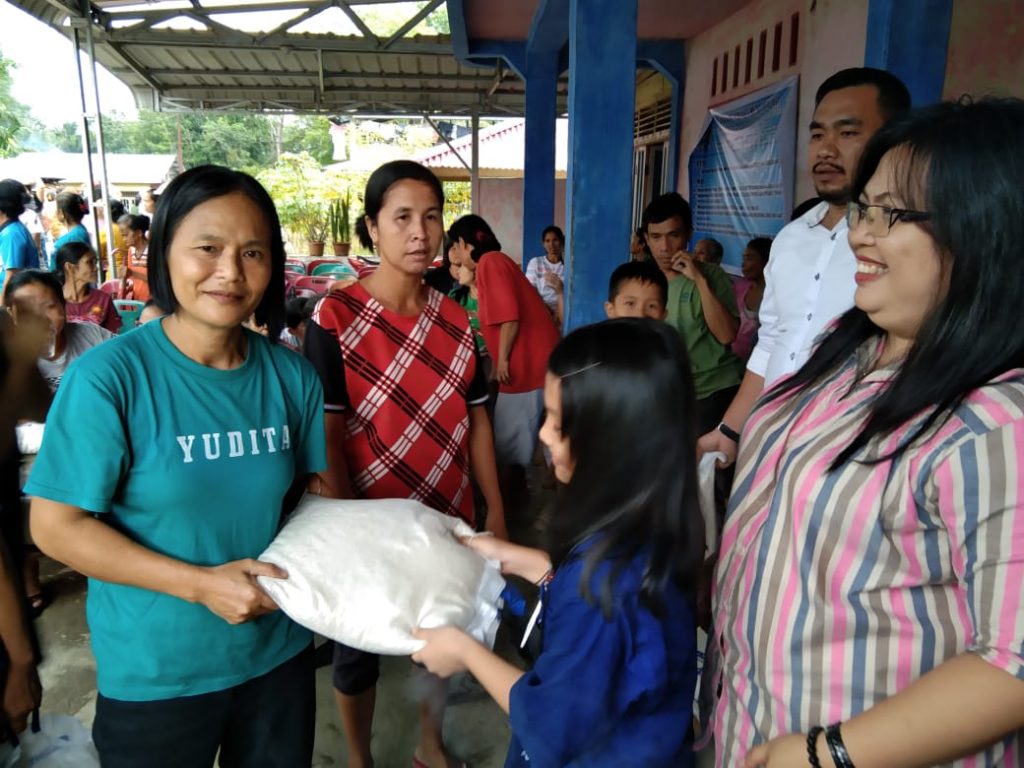 Yayasan YARYAS EMURI Mandiri Bekerjasama Bulog Nias Mendistribusikan Bantuan Beras untuk Masyarakat Terdampak Covid-19 Yayasan YARYAS EMURI Mandiri Bekerjasama Bulog Nias Mendistribusikan Bantuan Beras untuk Masyarakat Terdampak Covid-19