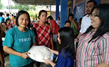 Yayasan YARYAS EMURI Mandiri Bekerjasama Bulog Nias Mendistribusikan Bantuan Beras untuk Masyarakat Terdampak Covid-19