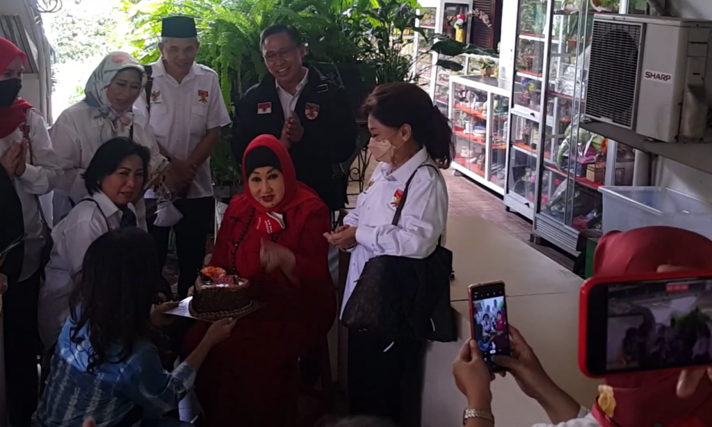 Yayasan Penerus Pejuang45 Sriwijaya Rayakan HUT Dewi Motik dan Gelar Kegiatan Budaya Menulis serta Bagikan Santunan