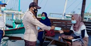Polres Kepulauan Seribu dan Polsek Jajaran Tebar Ribuan Masker Medis