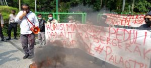 Aliansi Mahasiswa Pemuda Pecinta Danau Toba Unjukrasa ke Istana Negara dan KLHK