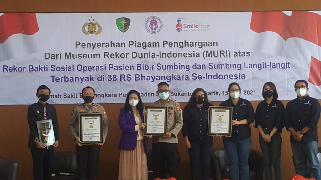 Smile Train Indonesia, PUSDOKKES POLRI, dan PERAPI Mendapatkan Piagam MURI atas Rekor Bakti Sosial Operasi Bibir Sumbing Terbanyak di 38 RS.Bhayangkara se-Indonesia Smile Train Indonesia, PUSDOKKES POLRI, dan PERAPI Mendapatkan Piagam MURI atas Rekor Bakti Sosial Operasi Bibir Sumbing Terbanyak di 38 RS.Bhayangkara se-Indonesia