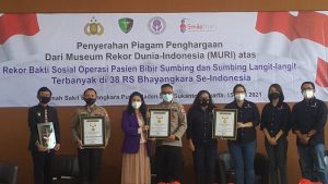 Smile Train Indonesia, PUSDOKKES POLRI, dan PERAPI Mendapatkan Piagam MURI atas Rekor Bakti Sosial Operasi Bibir Sumbing Terbanyak di 38 RS.Bhayangkara se-Indonesia