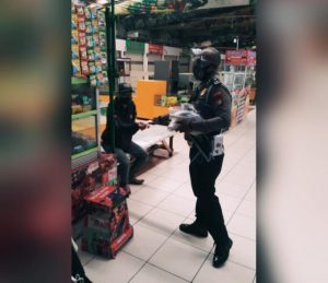 Satlantas Polrestro Depok Bagikan Ratusan Masker di Satpas SIM Cinere