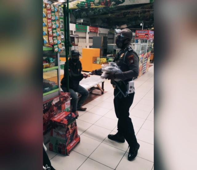 Satlantas Polrestro Depok Bagikan Ratusan Masker di Satpas SIM Cinere Satlantas Polrestro Depok Bagikan Ratusan Masker di Satpas SIM Cinere