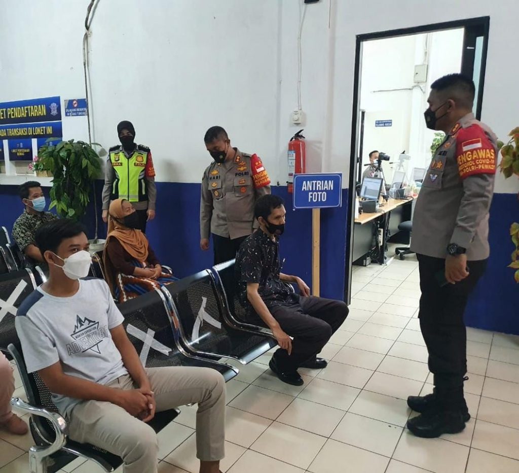 Wakapolrestro Depok dan Kasat Lantas Datangi Satpas SIM, Ingatkan Masyarakat Pentingnya Patuhi Prokes