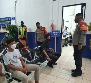 Wakapolrestro Depok dan Kasat Lantas Datangi Satpas SIM, Ingatkan Masyarakat Pentingnya Patuhi Prokes