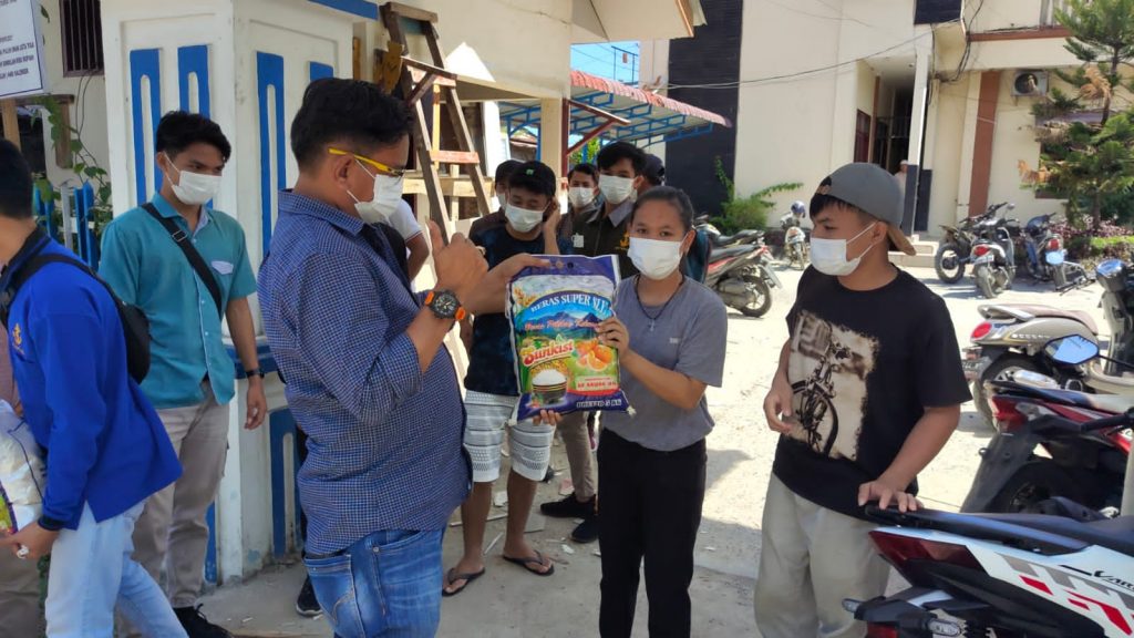 Responsif Anggota DPRD Sibolga Jamil Zebua Merespon Bencana Covid-19 Berbagi Kasih kepada Para Pelajar Responsif Anggota DPRD Sibolga Jamil Zebua Merespon Bencana Covid-19 Berbagi Kasih kepada Para Pelajar