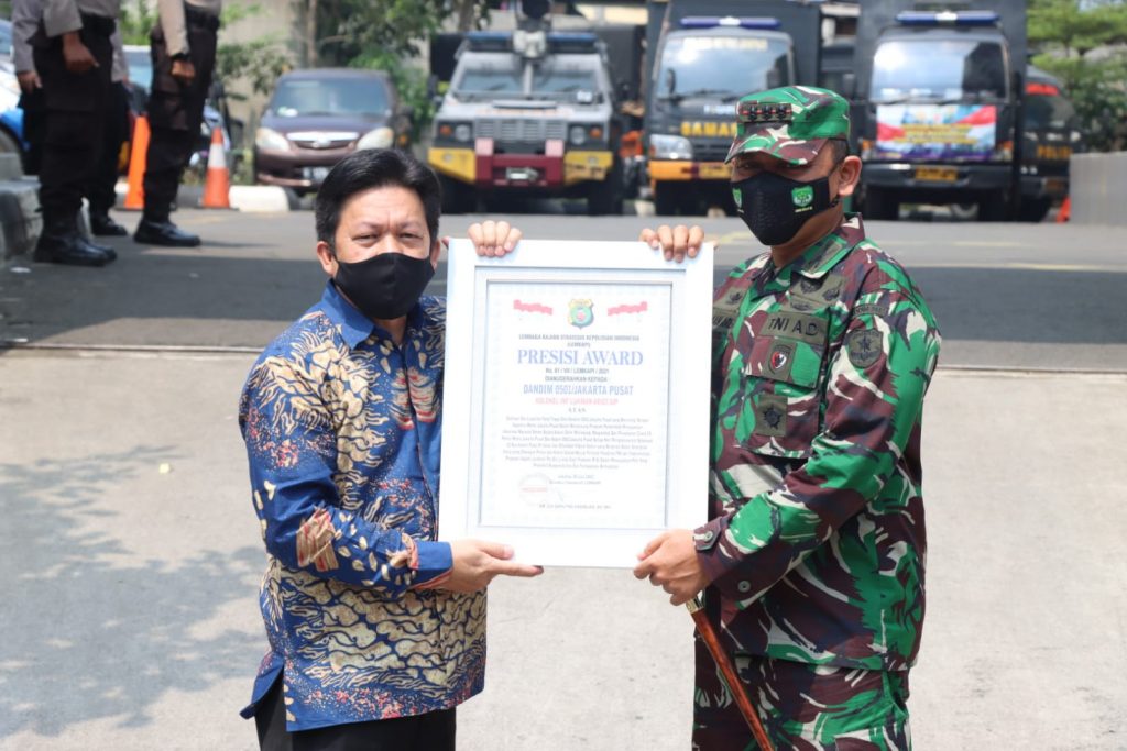 Sinergi Program Vaksinasi TNI-Polri Dandim 0501 dan Kapolres Metro Jakpus Raih Penghargaan Presisi Award Sinergi Program Vaksinasi TNI-Polri Dandim 0501 dan Kapolres Metro Jakpus Raih Penghargaan Presisi Award