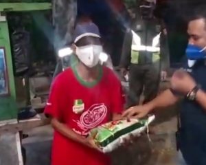 Bagikan Sembako ke Pedagang Bakso, Kanit Reskrim Polsek Tanjung Priok: Jaga Kesehatan