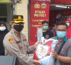 Sambut 30 Tahun Pengabdian, Jebolan Akpol 91 Berikan Bansos ke Peserta Vaksin Polsek Cilincing