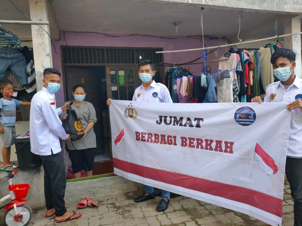 Jumat Berbagi Berkah! DPP LPPI Gandeng Polri Berbagi Bansos Kepada Warga Terdampak Pandemi