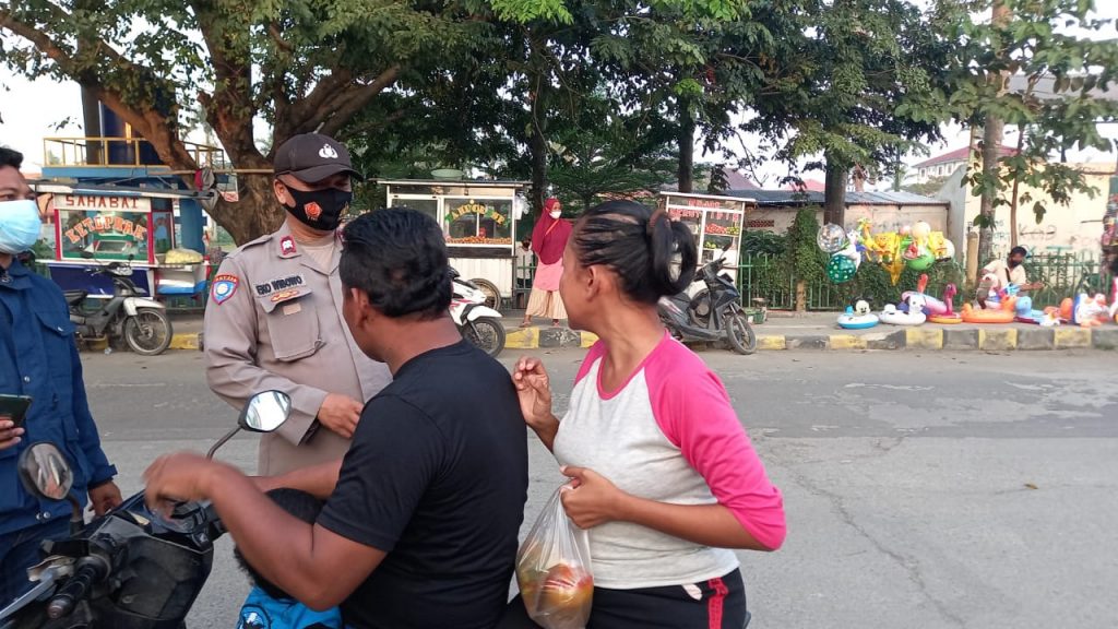 Kapolsek tambelang Dorong Masyarakat Selalu Pakai Masker Kapolsek tambelang Dorong Masyarakat Selalu Pakai Masker