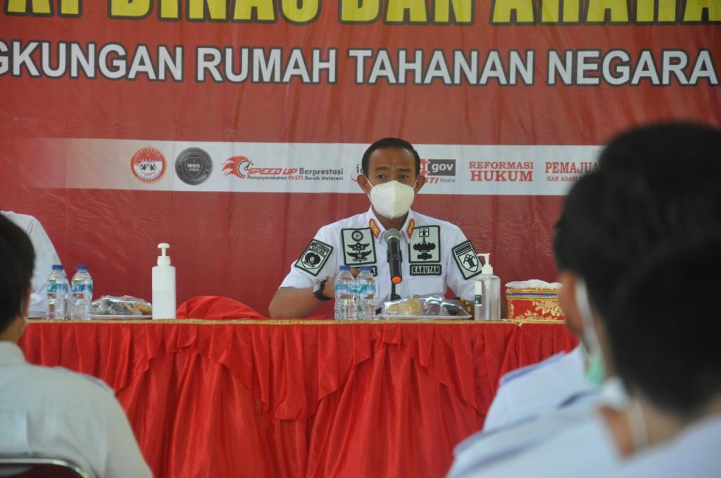Kepala Rutan Berikan Pengarahan Kepada Jajaran Petugas Pelayanan Tahanan, Dalam Rangka Meningkatkan Kualitas Pelayanan Kepada Massyarakat