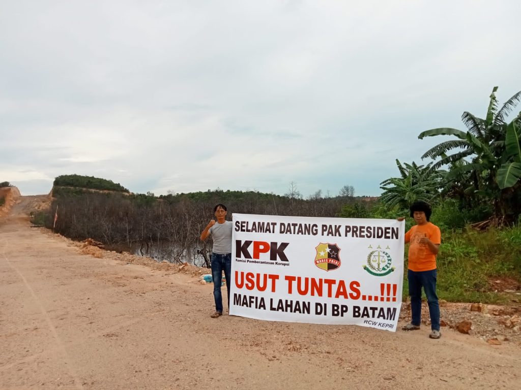 Kedatangan Presiden Jokowi Ke Batam, RCW Bentangkan Spanduk ‘Usut Tuntas Mafia Lahan di BP Batam’