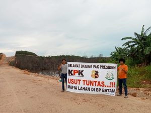Kedatangan Presiden Jokowi Ke Batam, RCW Bentangkan Spanduk ‘Usut Tuntas Mafia Lahan di BP Batam’