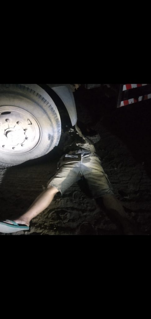 LAKA LANTAS DI JL.RAYA PRANCIS-BENDA LAGI TERJADI OLEH TRUK TANAH SUPIR KABUR