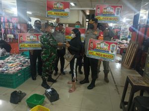 Cegah Penyebaran Covid-19, Babinsa Koramil 02/TB Bersama Tiga Pilar Gelar Sosialisasi PPKM