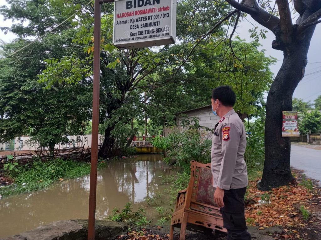 Patroli Kewilayahan, Polsek Tambelang Pantau Kenaikan Debit Air Sungai Luwung Patroli Kewilayahan, Polsek Tambelang Pantau Kenaikan Debit Air Sungai Luwung