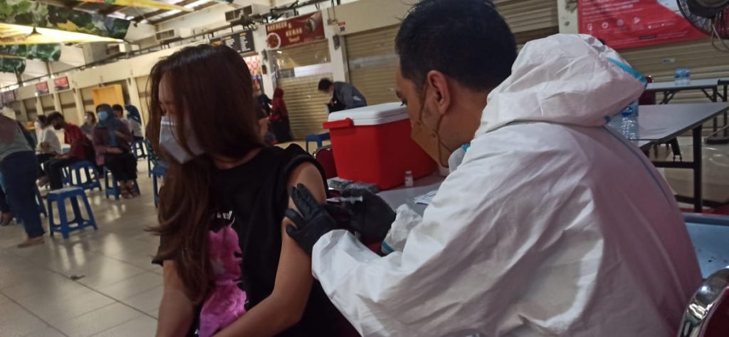 Pengabdian UPNVJ dan Satlantas Polrestro Depok untuk Vaksinasi Warga di Satpas SIM Cinere