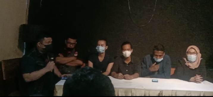 Bahkan Akan Demo ke Istana bila Kasus Selingkuh AH Belum dituntaskan, Yons Ebiet:”Saya harap pak Airlangga gentlement.. Bahkan Akan Demo ke Istana bila Kasus Selingkuh AH Belum dituntaskan, Yons Ebiet:”Saya harap pak Airlangga gentlement..
