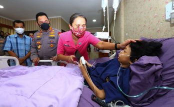 Penuhi Janjinya, Kapolri Jenguk Sinta Aulia Anak yang Sakit Tumor Kaki