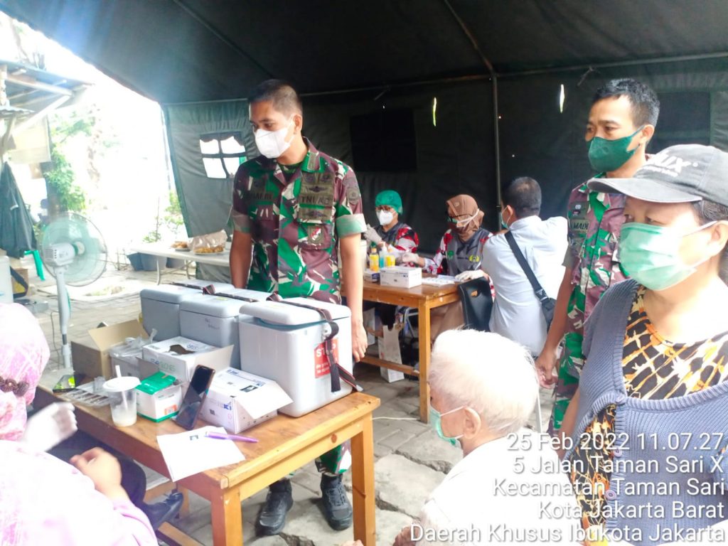 Danramil 01/TS Kodim 0503/JB Pantau dan Berikan Edukasi di Serbuan Vaksinasi TNI
