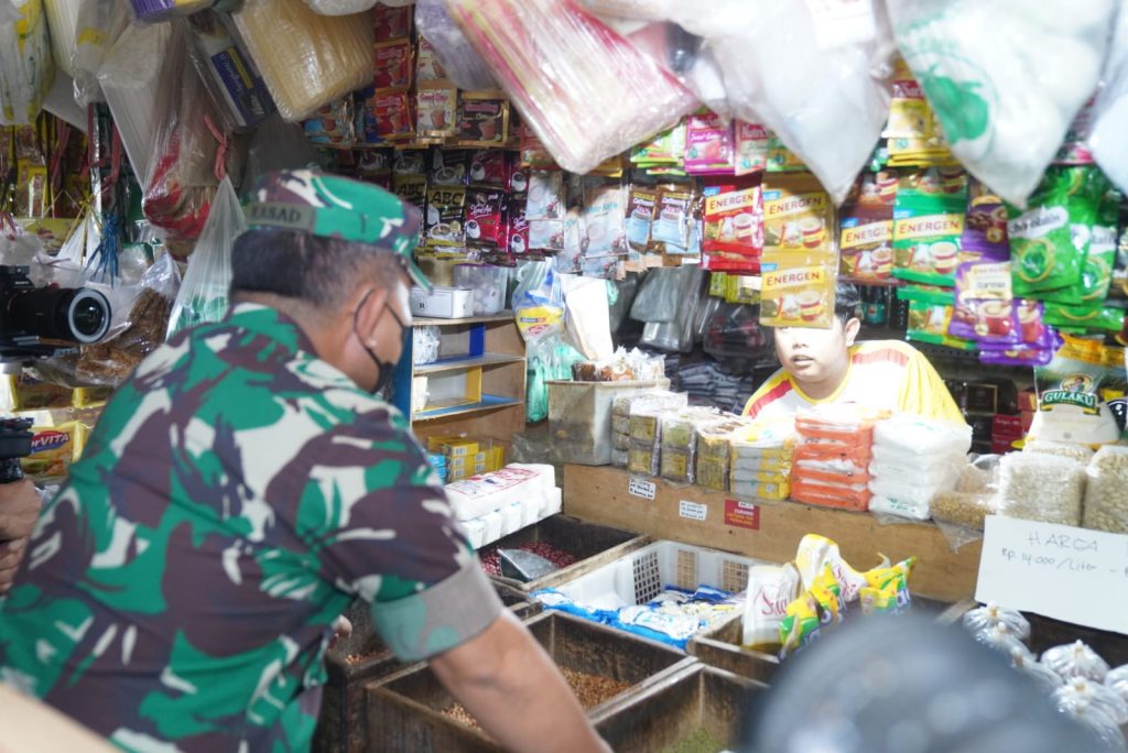 Pantau Harga Minyak Goreng, Kasad Dialog Langsung Dengan Pedagang Pasar Kramat Jati