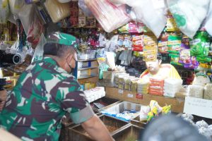 Pantau Harga Minyak Goreng, Kasad Dialog Langsung Dengan Pedagang Pasar Kramat Jati