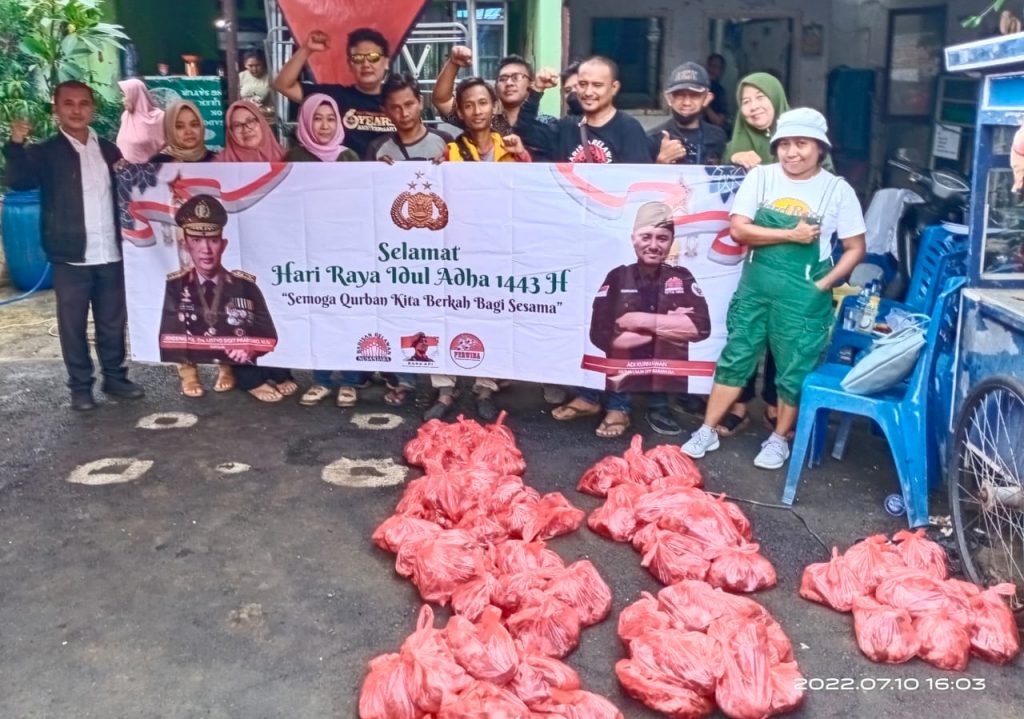 Baranusa Berbagi Daging Kurban, Adi Kurniawan: “Selamat merayakan Idul Adha”