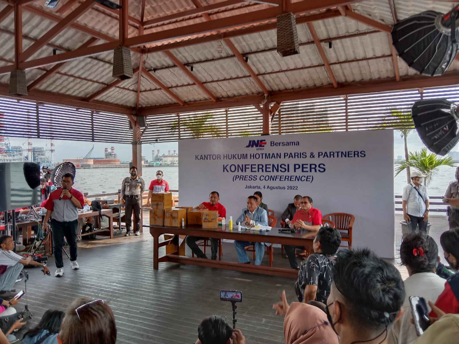 Hotman Paris : Penimbunan Beras Bantuan Presiden (Banpres), Sudah Rusak Dikubur  Agar Tidak Disalahgunakan