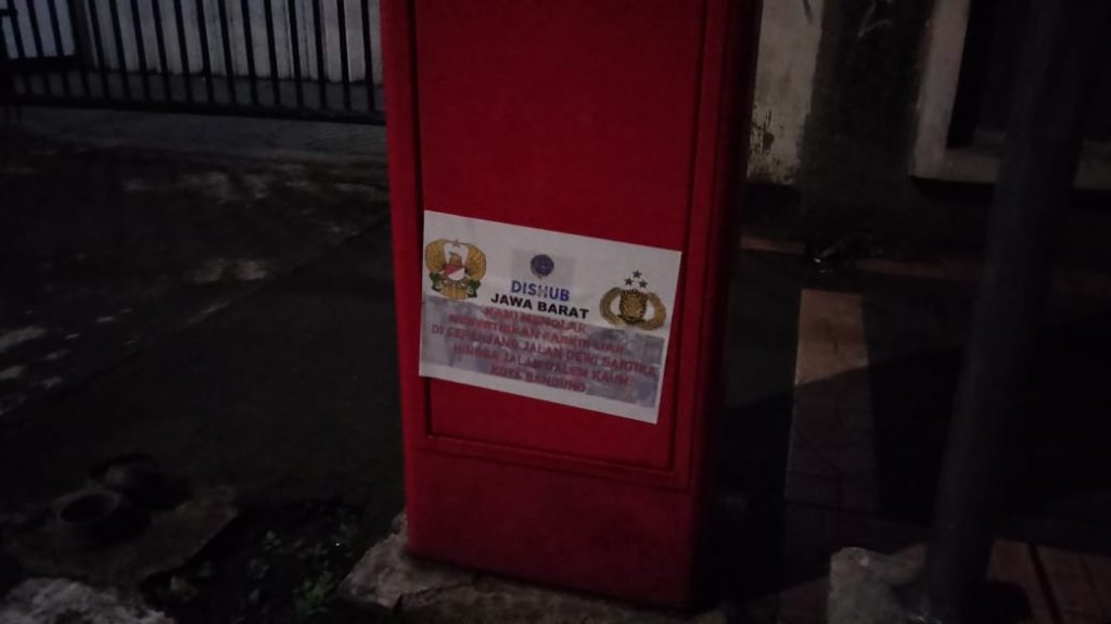 Di Kawasan Jl.Dewi Sartika Hingga Kawasan Dalem Kaum Bertebaran Selebaran oleh Pihak Dishub Kota Bandung yang Menolak Melakukan Penertiban