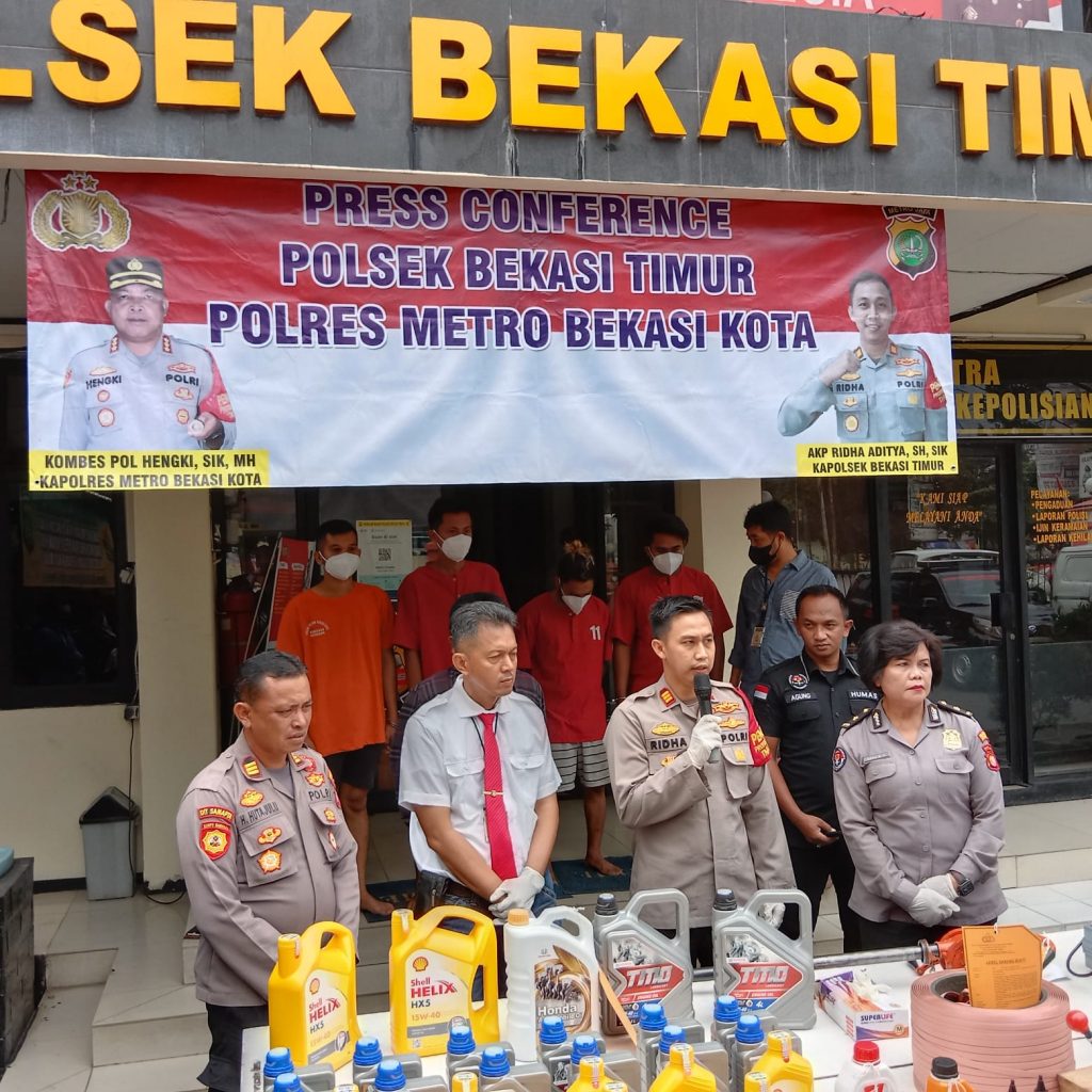 Polsek Bekasi Timur Temukan Oli Oplosan Polsek Bekasi Timur Temukan Oli Oplosan