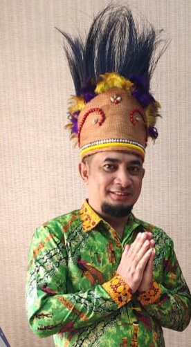 {Ket.Gambar : Ketua Umum FORKAMRI Albert Hama saat mengenakan baju adat Papua, Ist}