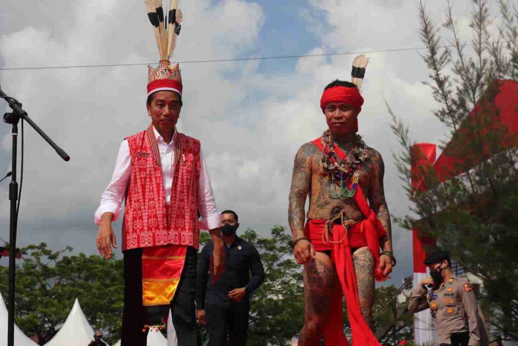 Panglima Jilah Pastikan Pasukan Merah Suku Dayak Kawal Jokowi Satu Komando Panglima Jilah Pastikan Pasukan Merah Suku Dayak Kawal Jokowi Satu Komando