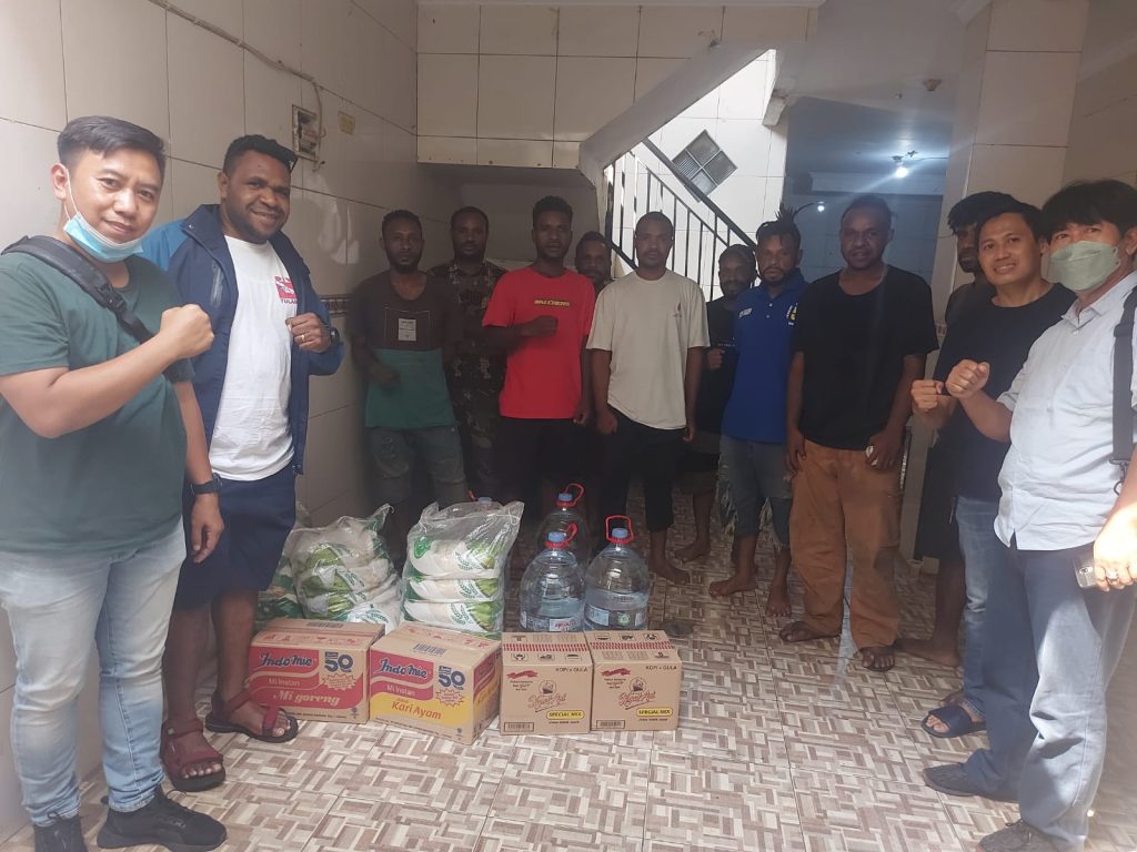 Polda Metro Jaya Silahturahmi Dengan Mahasiswa Asal Papua Sekaligus Bagikan Sembako Polda Metro Jaya Silahturahmi Dengan Mahasiswa Asal Papua Sekaligus Bagikan Sembako