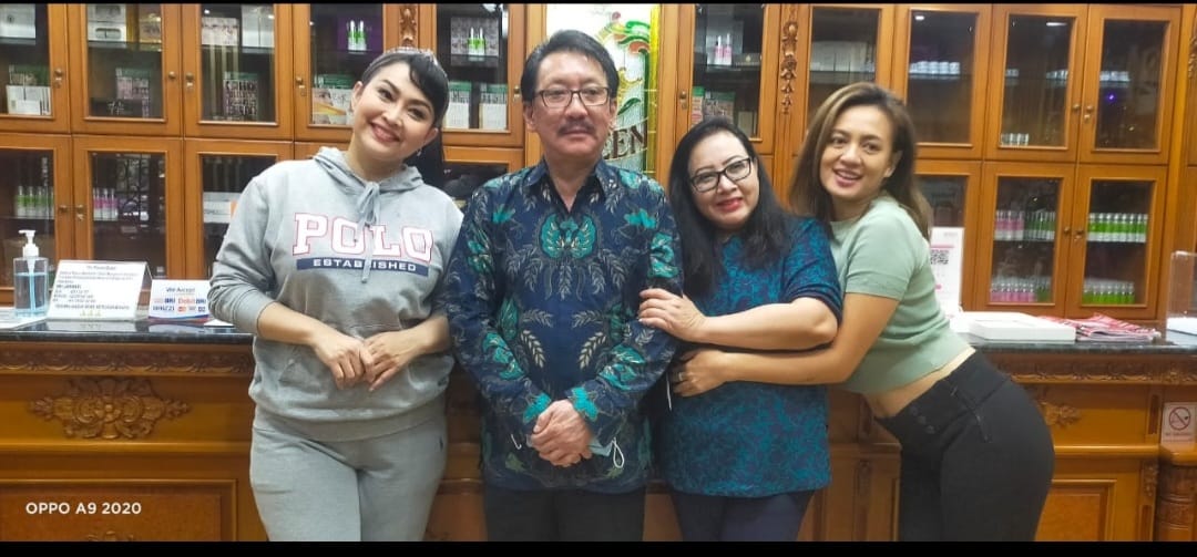 Yeyen Lidya dan Ratna Listy Lakukan Operasi Kantong Mata di Klinik Bedah Plastik Queen