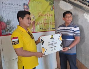 Sebagai Bentuk Kepedulian Sebanyak 8 Tandu Dibagikan Ketua AMPG Jakbar kepada Warga Rusun Pesakih Cengkareng