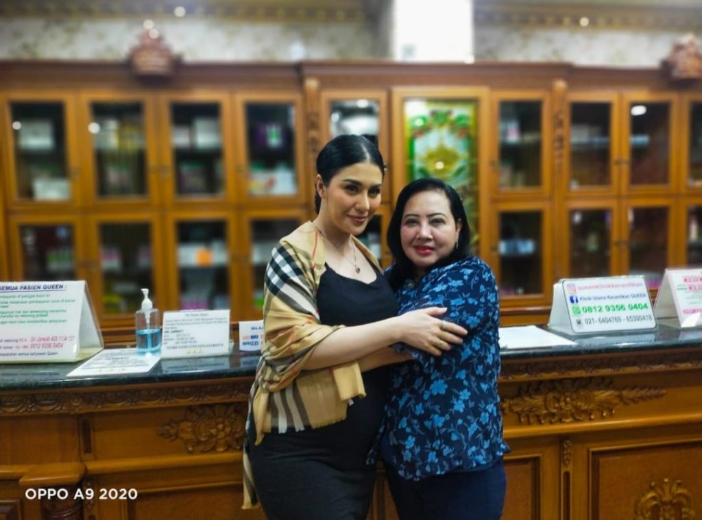 Artis Jelita Callebaut Bersama Mama Doris dan Lina Geboy Lakukan Operasi dan Perawatan di Klinik Bedah Plastik Queen Artis Jelita Callebaut Bersama Mama Doris dan Lina Geboy Lakukan Operasi dan Perawatan di Klinik Bedah Plastik Queen